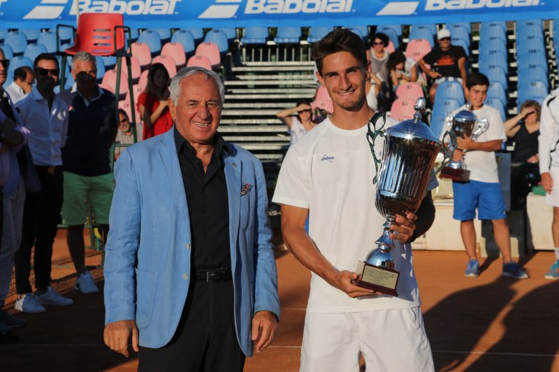 Michele Brunetti premia Michele CHIUCCHIU con il trofeo Cecchetti